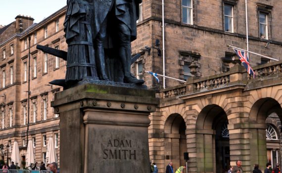 Adam Smith Denkmal in der High Street