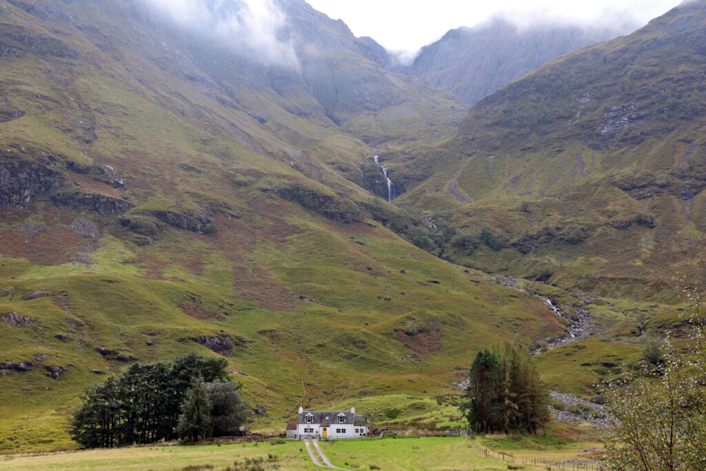 Das Achnambeithach Cottage mit Wasserfällen im Glen Coe