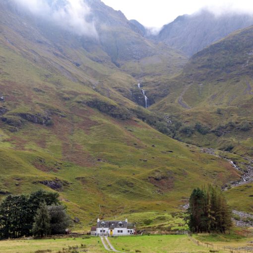 Das Achnambeithach Cottage mit Wasserfällen im Glen Coe