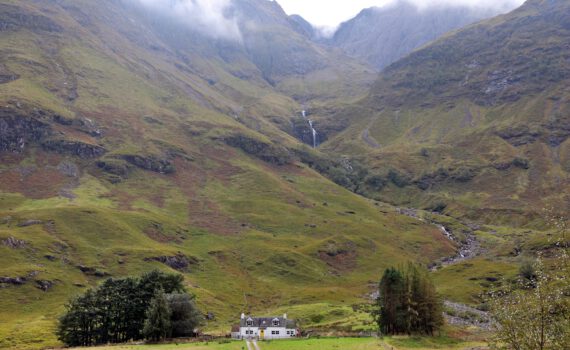 Das Achnambeithach Cottage mit Wasserfällen im Glen Coe