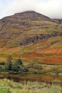 Am Loch Achtriochtan mit Blick zum Sgor nam Fiannaidh (967 m)