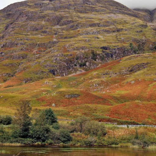 Am Loch Achtriochtan mit Blick zum Sgor nam Fiannaidh (967 m)