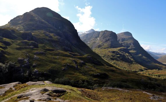 Die drei Schwestern im Glen Coe; Beinn Fhada (811 m), Stob Coire Raineach (925 m) und Stob Dearg (1021 m)