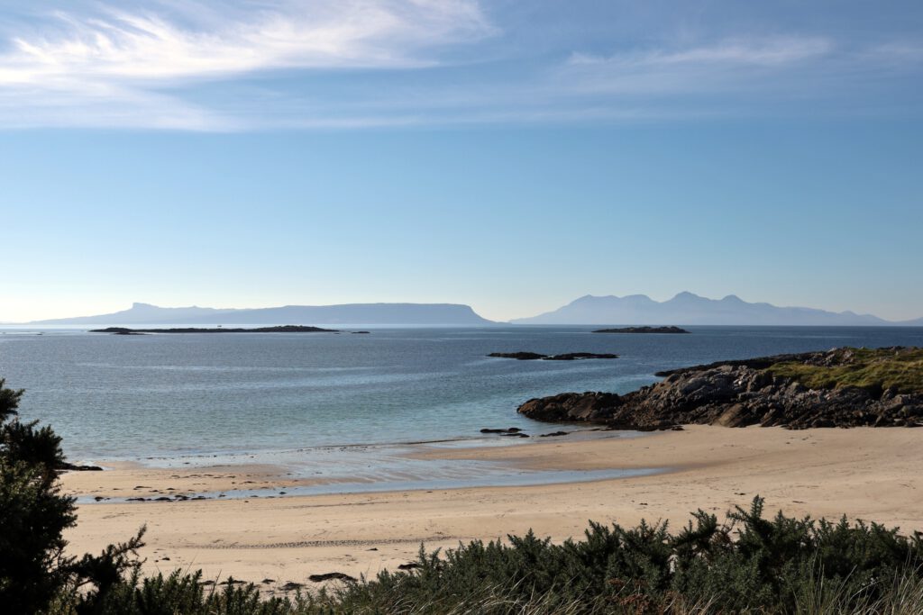 Am Camusdarach Beach mit Blick zu den Inseln Eigg und Rùm