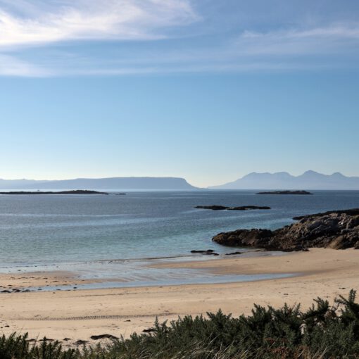 Am Camusdarach Beach mit Blick zu den Inseln Eigg und Rùm