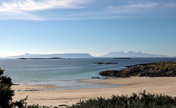 Am Camusdarach Beach mit Blick zu den Inseln Eigg und Rùm