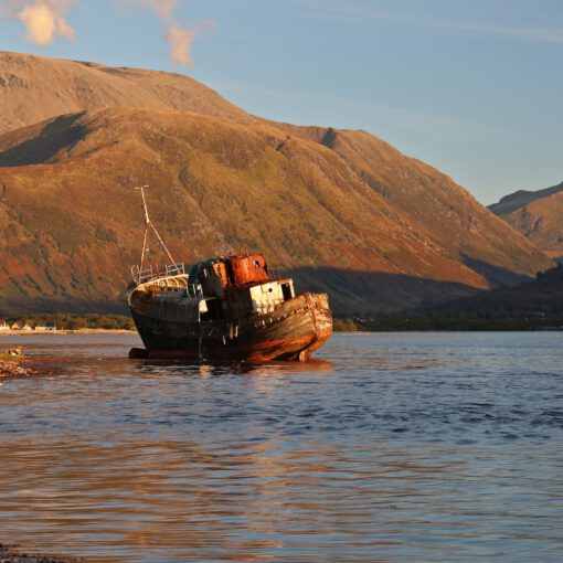 Das Corpach-Schiffswrack mit Ben Nevis (1345 m)