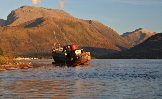 Das Corpach-Schiffswrack mit Ben Nevis (1345 m)