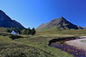 Am River Coupall mit Lagangarbh Hut und Blick zum Stob Dubh (958 m) / Stob Coire Raineach (925 m)