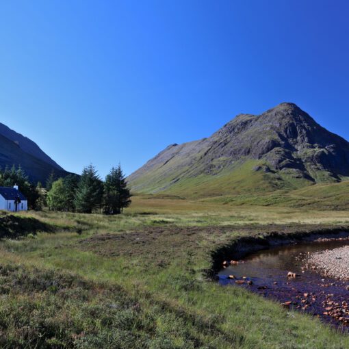 Am River Coupall mit Lagangarbh Hut und Blick zum Stob Dubh (958 m) / Stob Coire Raineach (925 m)