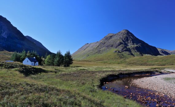 Am River Coupall mit Lagangarbh Hut und Blick zum Stob Dubh (958 m) / Stob Coire Raineach (925 m)