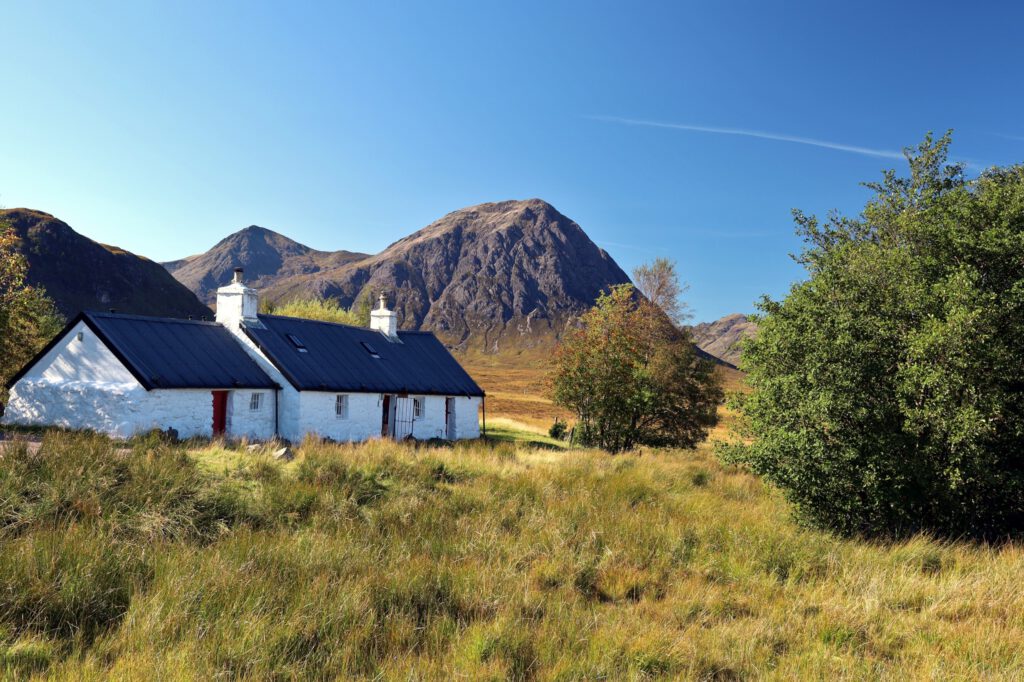 Das Blackrock Cottage mit Blick zum Stob na Doire (1010 m) und Stob Dearg (1021 m)