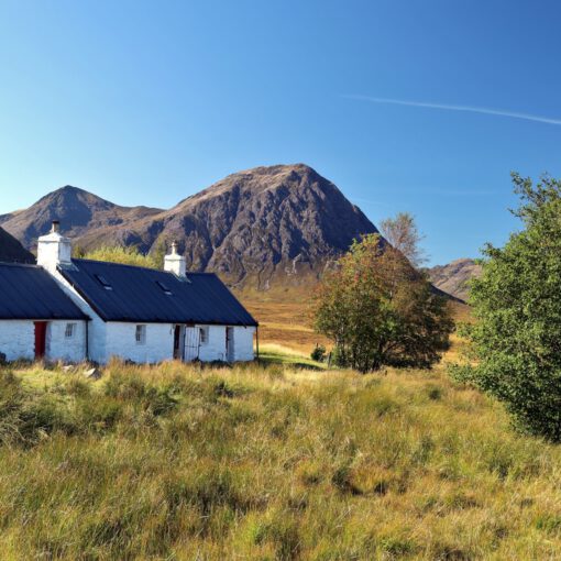 Das Blackrock Cottage mit Blick zum Stob na Doire (1010 m) und Stob Dearg (1021 m)