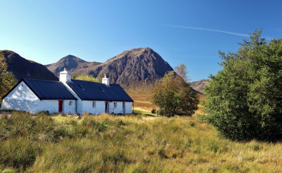 Das Blackrock Cottage mit Blick zum Stob na Doire (1010 m) und Stob Dearg (1021 m)