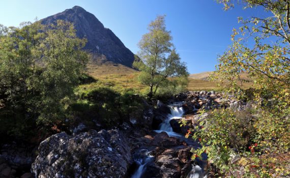 Am River Coupall mit Blick zum Stob Dearg (1021 m)