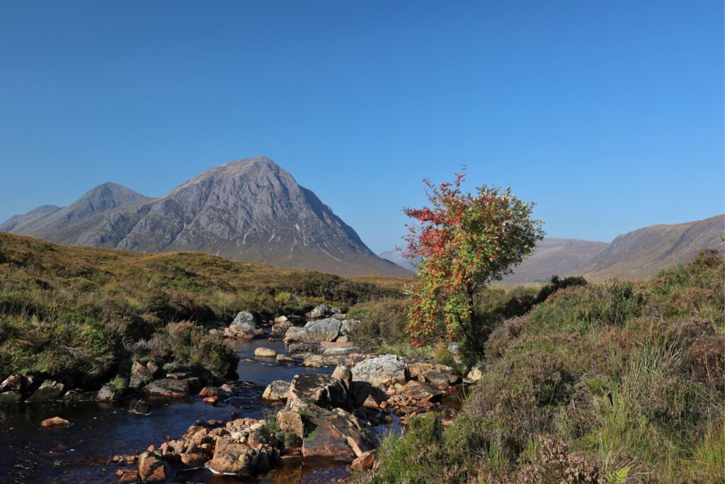 Am River Allt nan Giubhas mit Stob Dearg (1021 m)