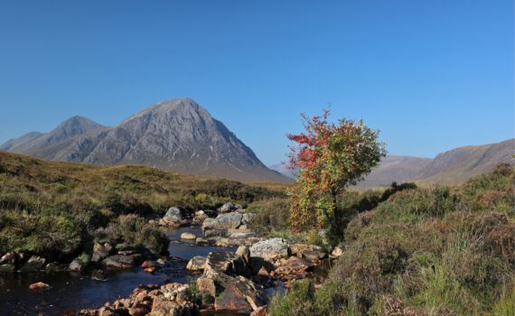 Am River Allt nan Giubhas mit Stob Dearg (1021 m)