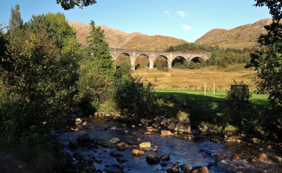 Der River Finnan und das Glenfinnan Viaduct