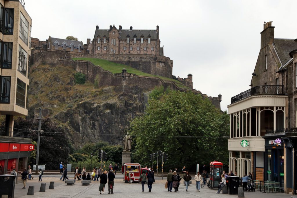 Edinburgh Castle und Thomas Guthrie Memorial