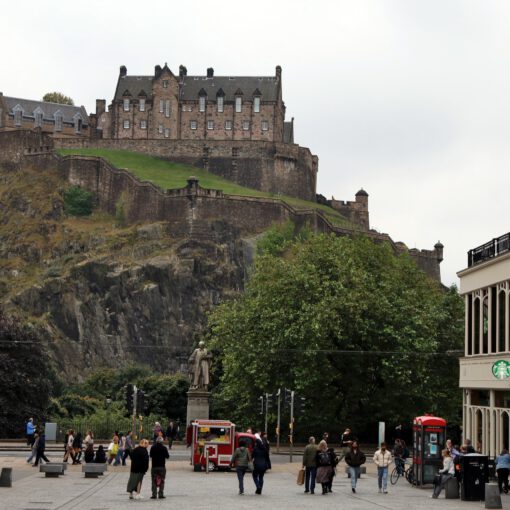 Edinburgh Castle und Thomas Guthrie Memorial