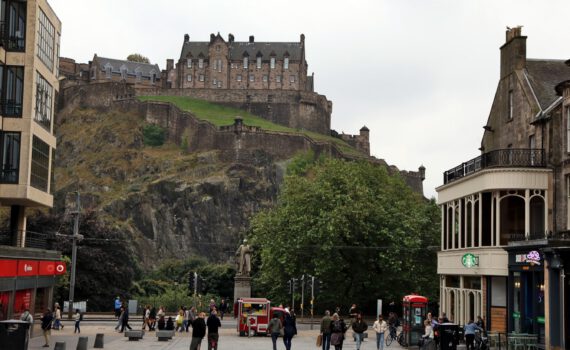 Edinburgh Castle und Thomas Guthrie Memorial