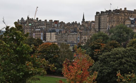 Blick zur Altstadt von den Östliche Princes Street Gardens aus