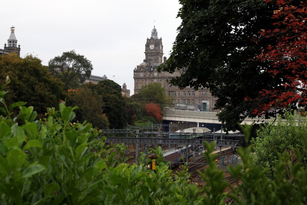 Der Bahnhof Edinburgh Waverley (Edinburgs Hbf) eingebettet in den Östliche Princes Street Gardens