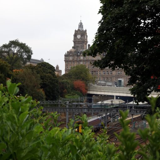 Der Bahnhof Edinburgh Waverley (Edinburgs Hbf) eingebettet in den Östliche Princes Street Gardens