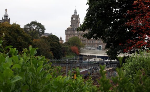 Der Bahnhof Edinburgh Waverley (Edinburgs Hbf) eingebettet in den Östliche Princes Street Gardens