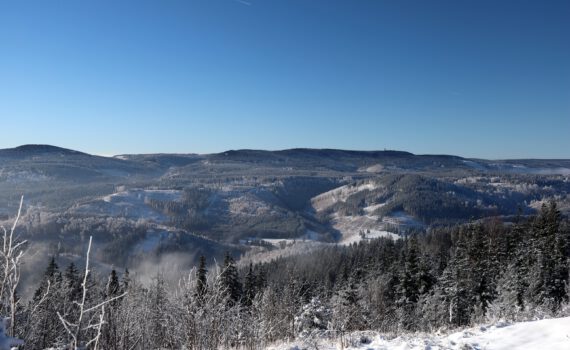 Blick über das Ilmtal zum Rennsteig