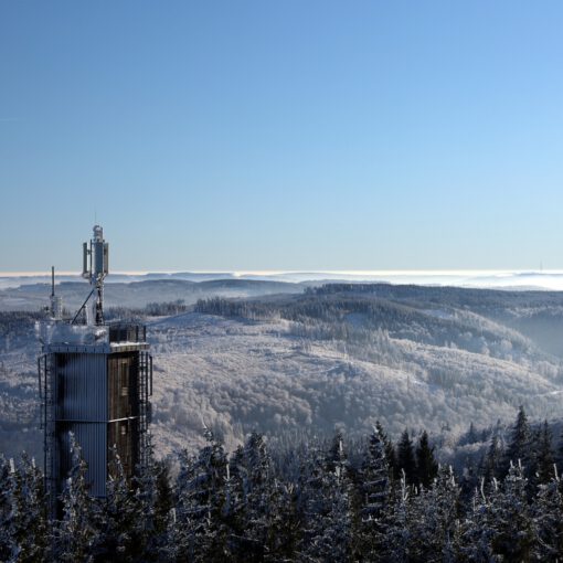 Funkturm Kickelhahn, am Horizont das Oberbecken des Pumpspeicherwerks Goldistal und Sendeturm auf dem Bleßberg (ca. 25 km)