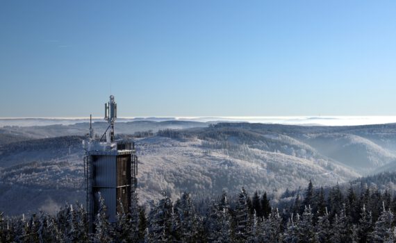 Funkturm Kickelhahn, am Horizont das Oberbecken des Pumpspeicherwerks Goldistal und Sendeturm auf dem Bleßberg (ca. 25 km)