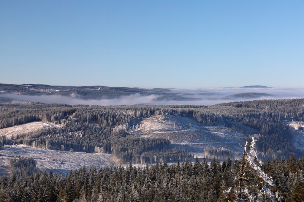 Oberhof mit Panorama-Hotel rechts daneben, ganz rechts der Inselsberg