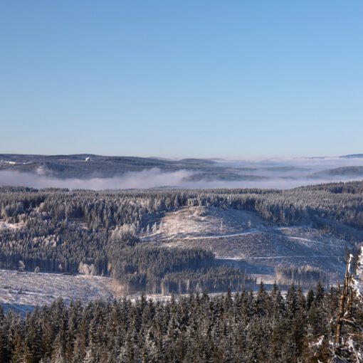 Oberhof mit Panorama-Hotel rechts daneben, ganz rechts der Inselsberg