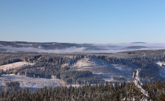 Oberhof mit Panorama-Hotel rechts daneben, ganz rechts der Inselsberg