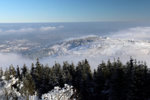 Ilmenau in Tal und der Lindenberg mit Bobhütte und Aussichtsturm