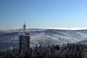 Funkturm Kickelhahn, am Horizont das Oberbecken des Pumpspeicherwerks Goldistal und Sendeturm auf dem Bleßberg (ca. 25 km)