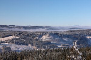 Oberhof mit Panorama-Hotel rechts daneben, ganz rechts der Inselsberg